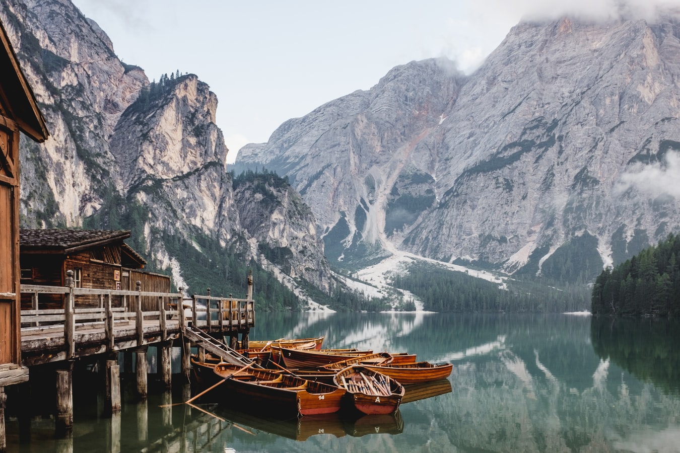 Canoas en el lago de Braies